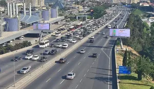 На ряде улиц и проспектов Баку затруднено движение транспорта