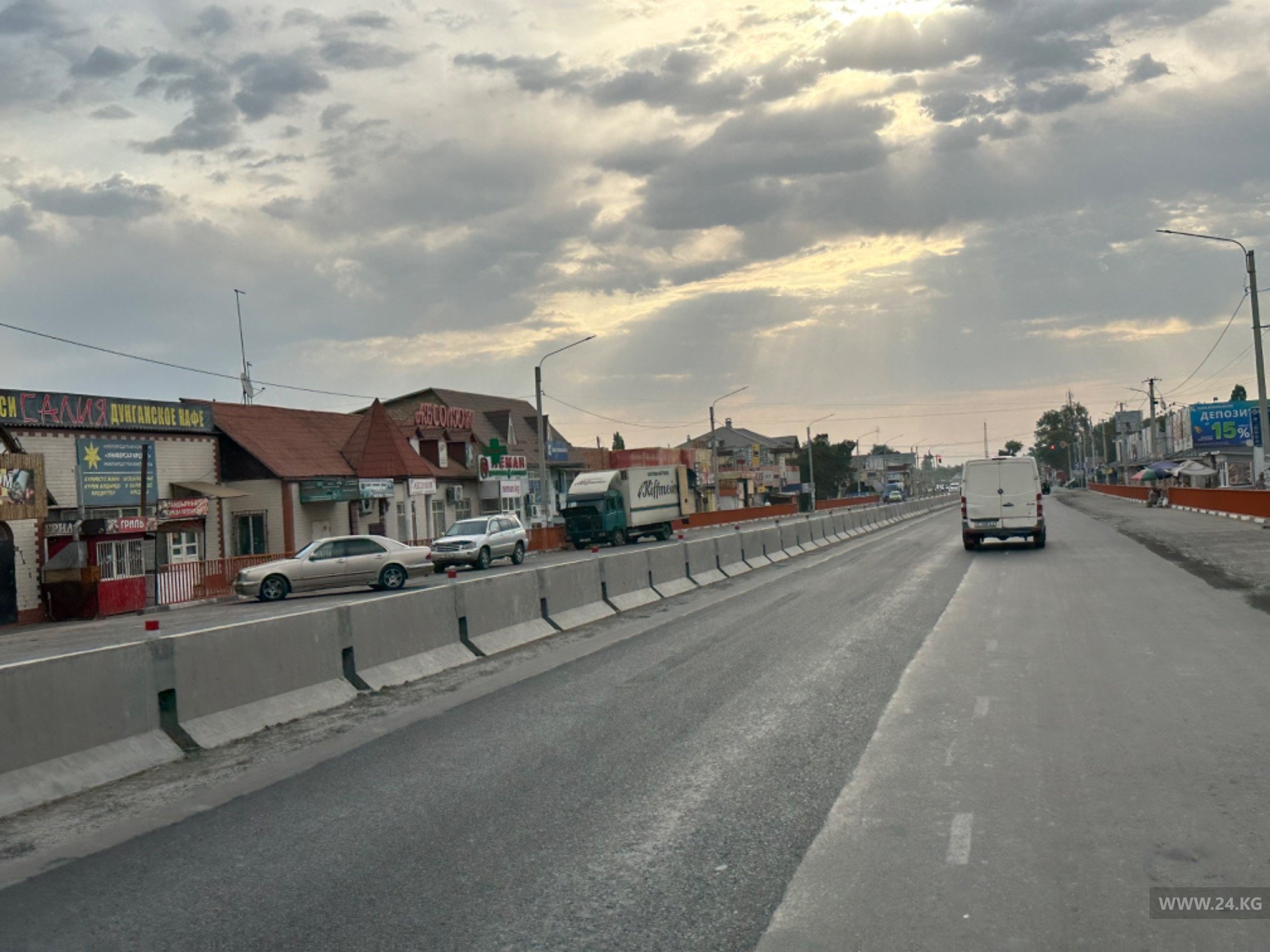 В Петровке пьяный мужчина выбежал под машину