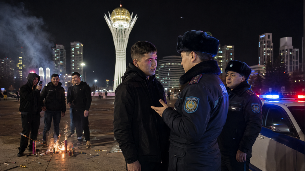 Полицию не впечатлило проявление “мужской дружбы“возле Байтерека в Астане