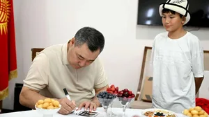Жапаров встретился с юным футболистом, который 3 года мечтал увидеть его