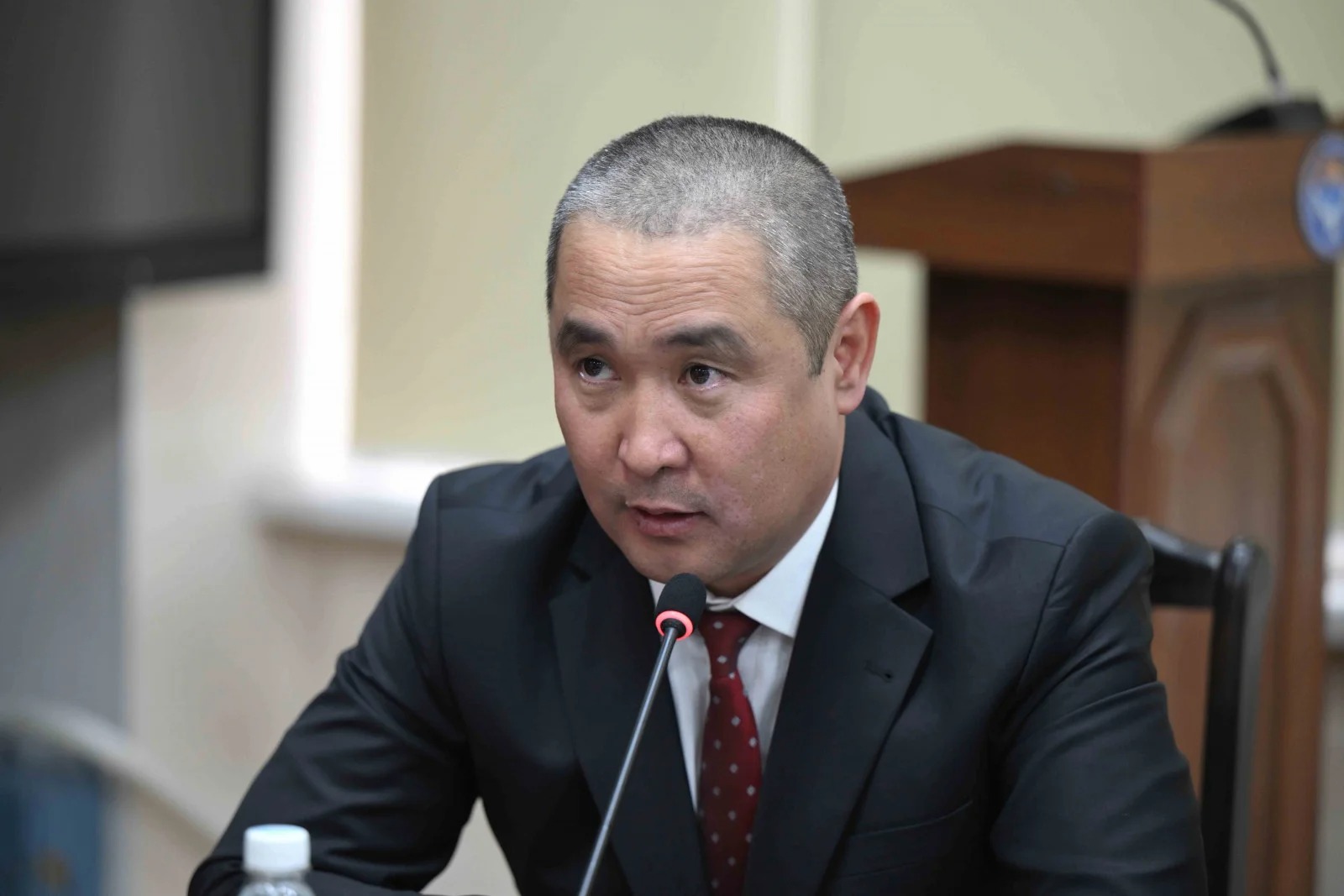 Министр транспорта Кыргызстана признал, что ему не хватает зарплаты