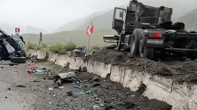 Фура врезалась в эвакуатор, перевозивший Land Cruiser на Суусамыре, — видео