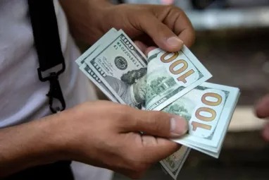 Парни подделывали доллары, покупали телефоны и продавали их в Оше и Узбекистане, сообщает ГКНБ