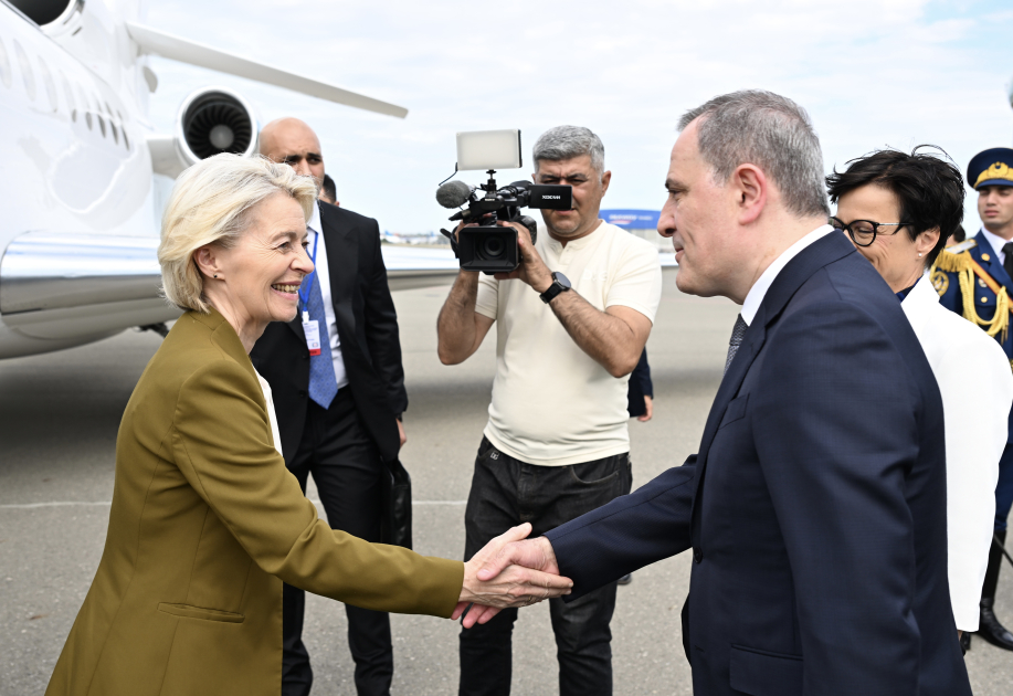 Урсула фон дер Ляйен прибыла в Азербайджан