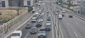 В Баку на некоторых дорогах затруднено движение транспорта