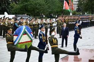 Шавкат Мирзиёев прибыл в Минск и возложил венок к Монументу Победы