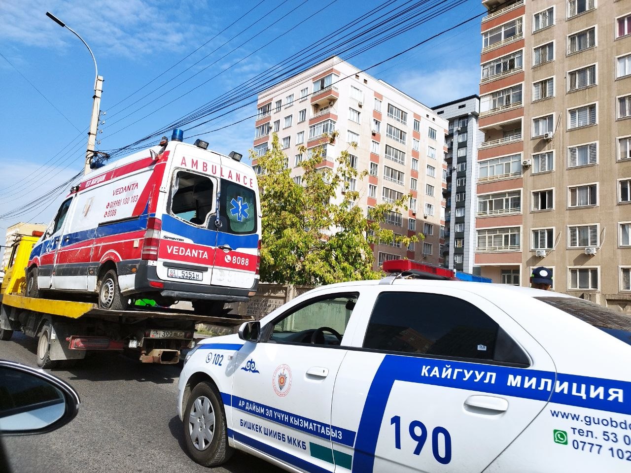 Карета скорой помощи перевернулась в Бишкеке. Подробности ДТП