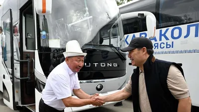 "Ты водишь автобус?" — Жапаров встретил в Караколе одноклассника